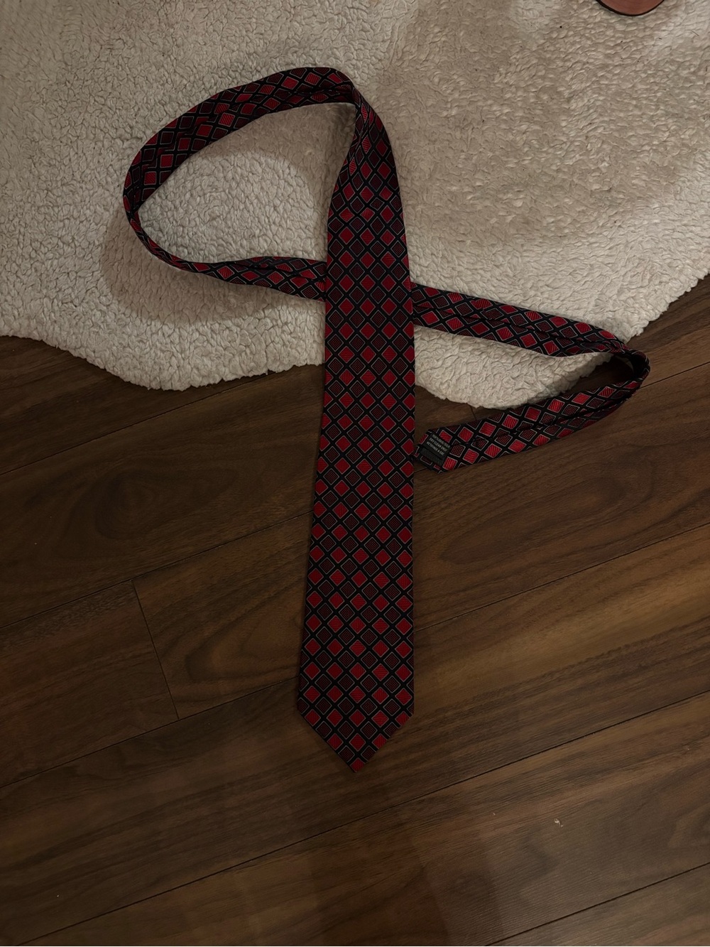 DISTINCTION 100% SILK RED & BLACK GEOMETRIC NECKTIE 🖤